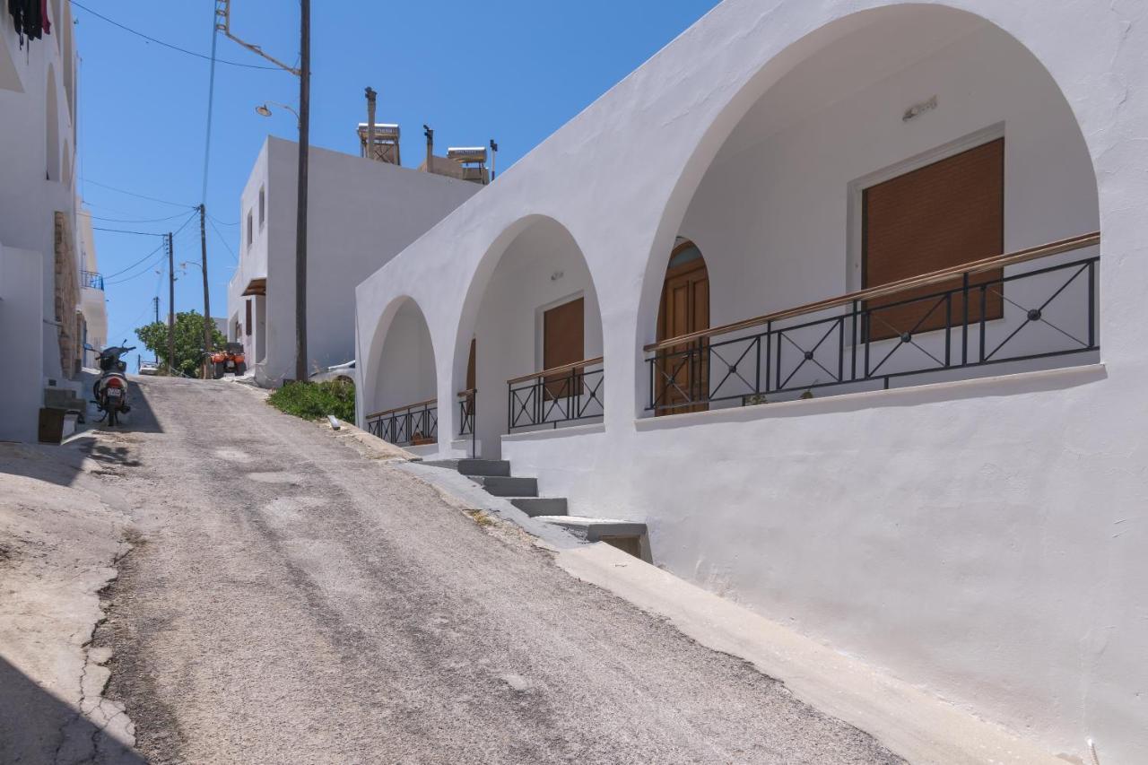Areti's Milos Guesthouses Adámas Extérieur photo