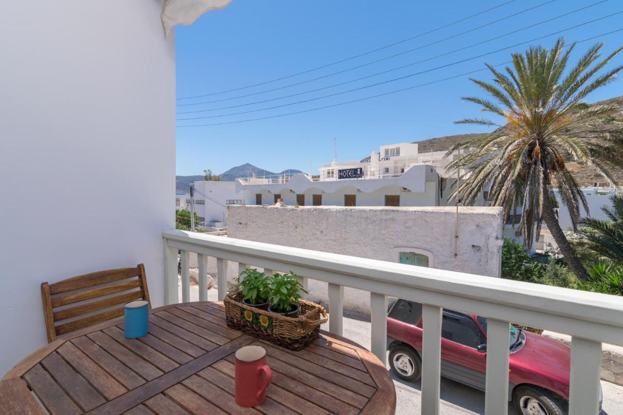 Areti's Milos Guesthouses Adámas Extérieur photo