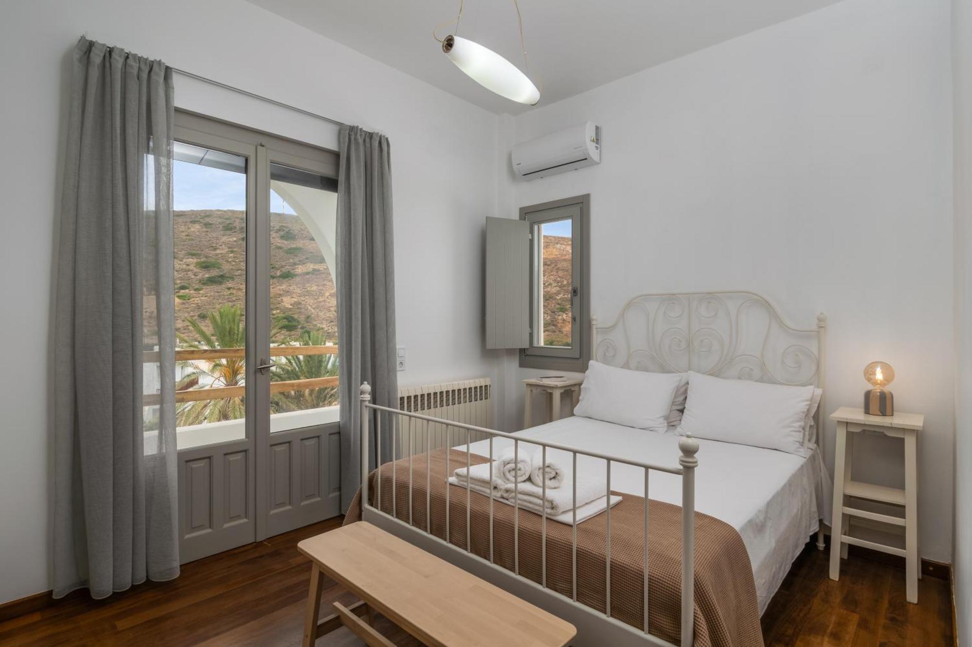 Areti's Milos Guesthouses Adámas Extérieur photo